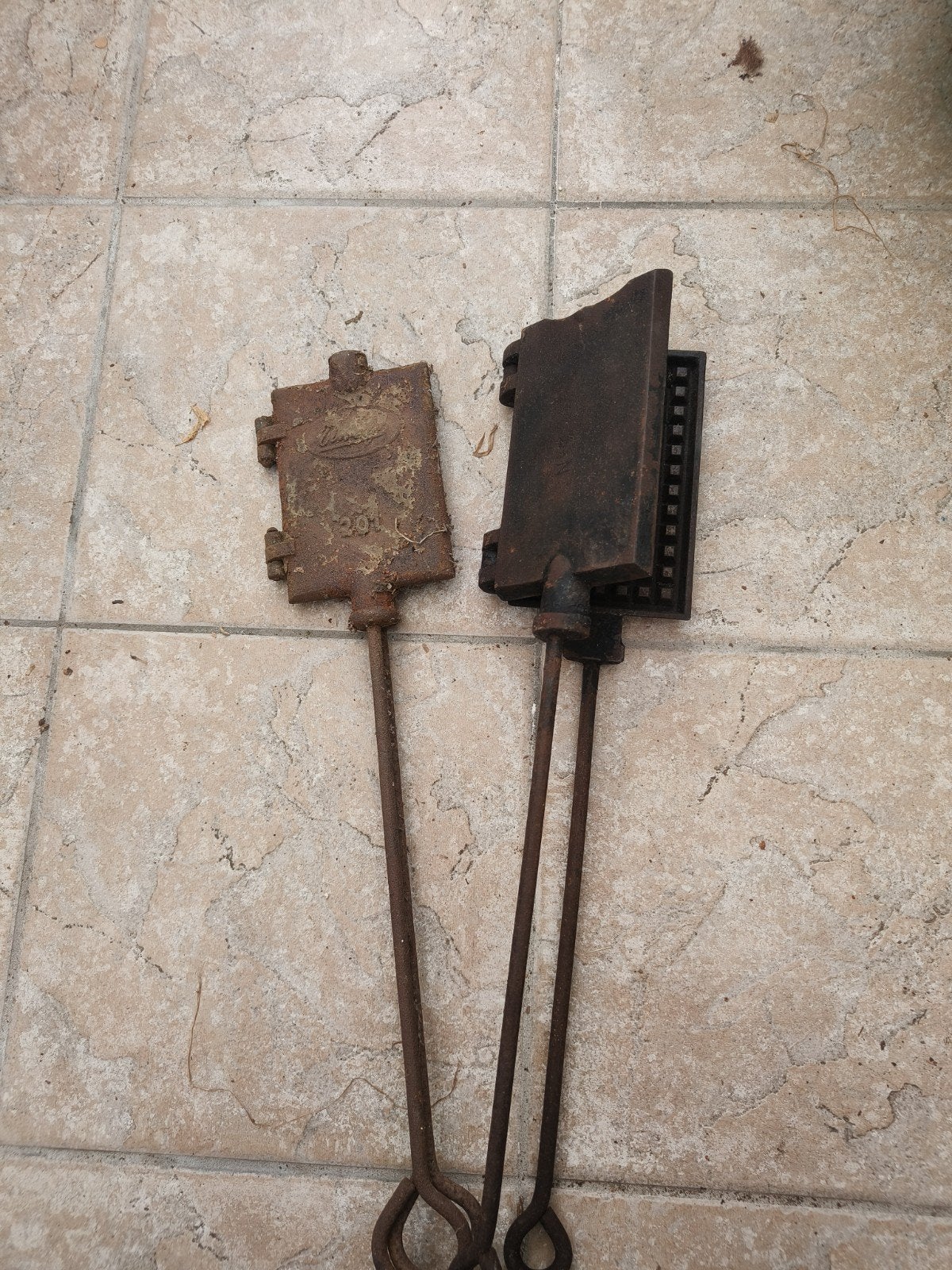 2 antieke gietijzeren wafelijzers, Antiek en Kunst, Ophalen