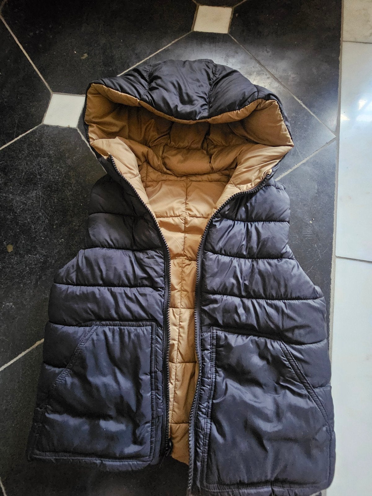 Neuf - bodywarmer réversible noir NUKUTAVAKE + capuche T128, Neuf, Garçon, NUKUTAVAKE, Manteau