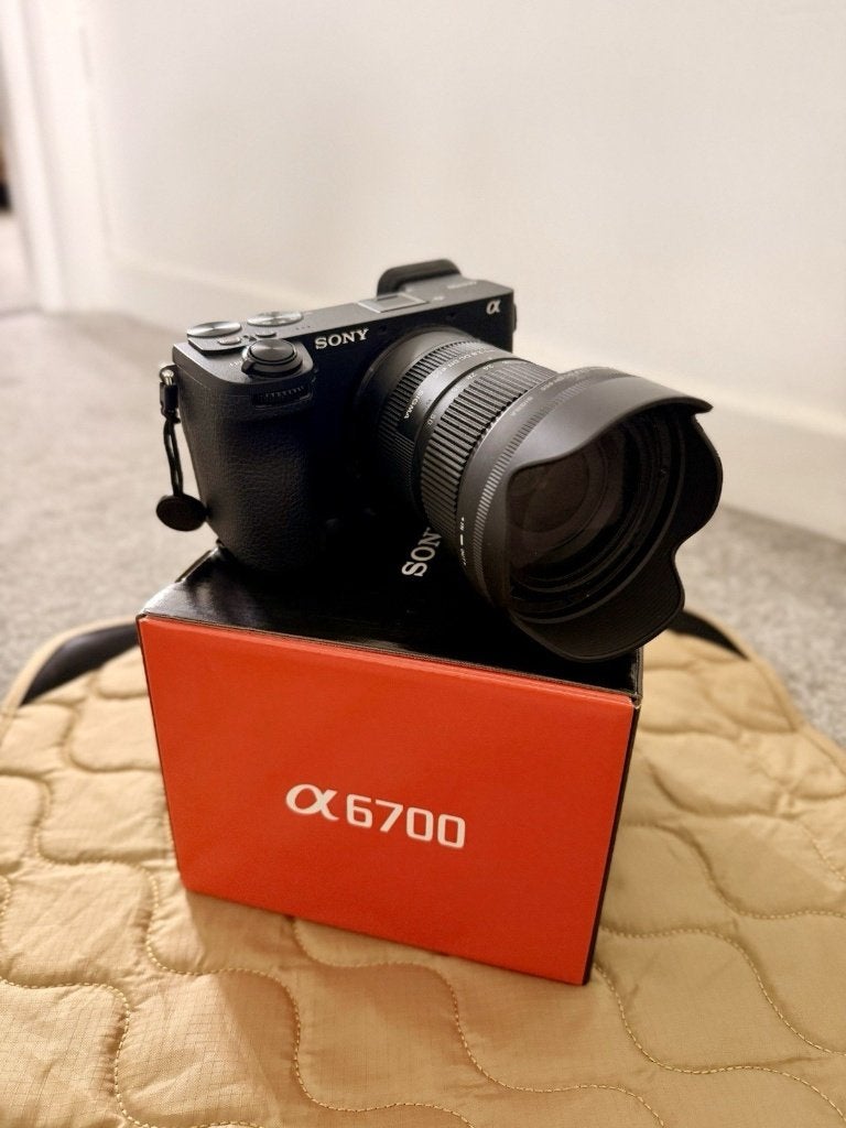 Boîtier Sony a6700 + Sigma 18-50 mm f/2.8 + accessoires, TV, Hi-fi & Vidéo, Appareils photo numériques, Comme neuf, Sony, Enlèvement ou Envoi