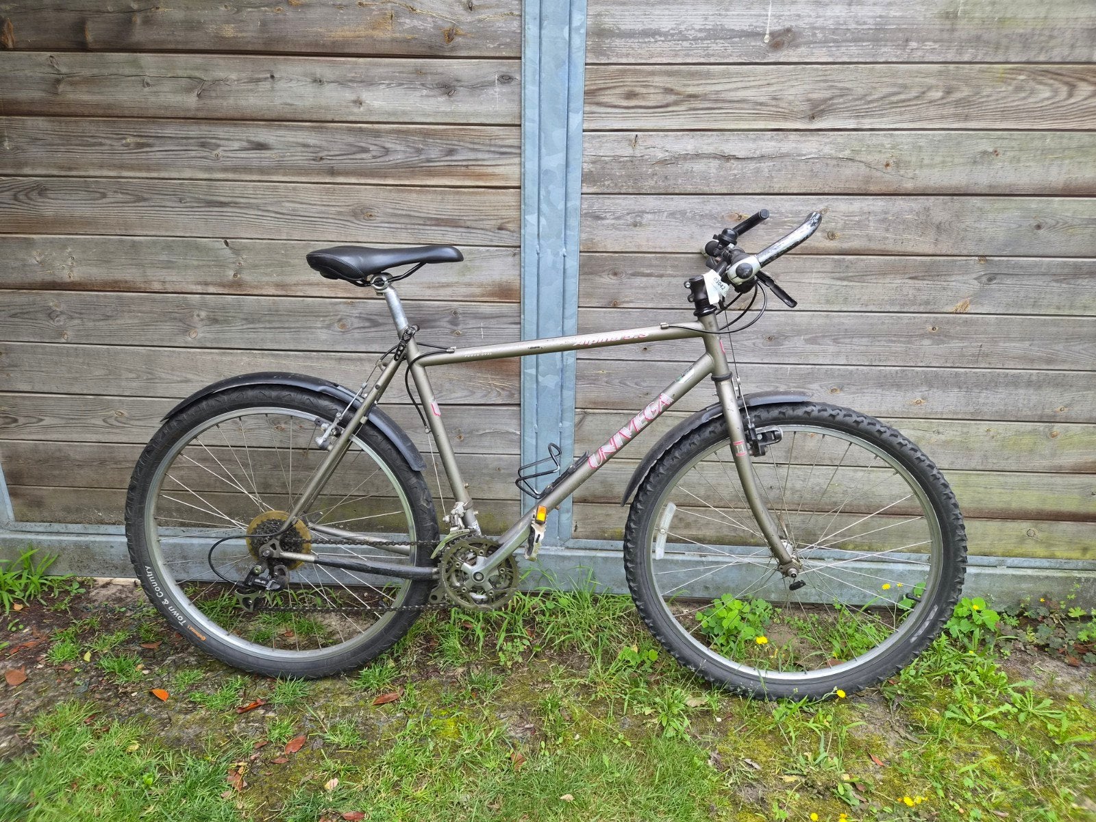 Studentenfiets met nieuwe achterband en nieuw zadel, Vélos & Vélomoteurs, Vélos | Hommes | Vélos de sport & Vélo de randonnée