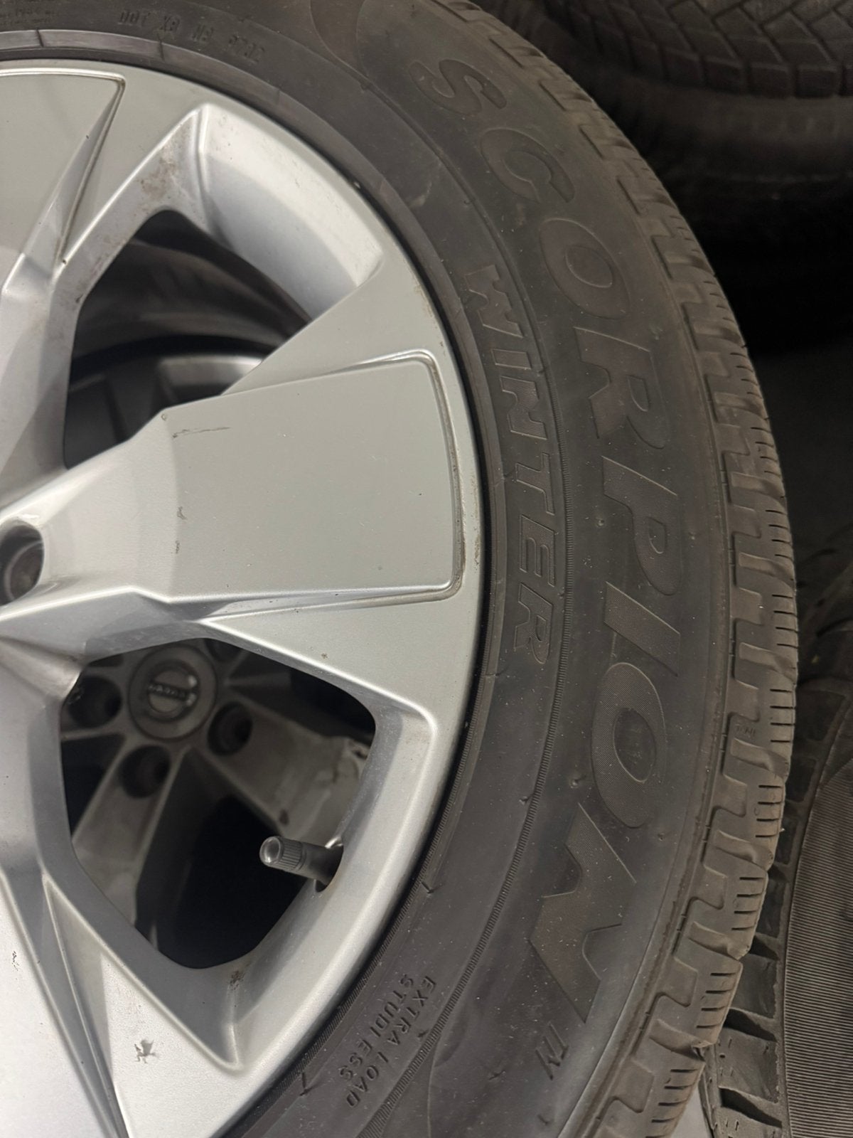 4 jantes Volvo origine 18” XC40 + pneus hiver, Autos : Pièces & Accessoires, Pneus hiver, Enlèvement, Pneu(s), 18 pouces