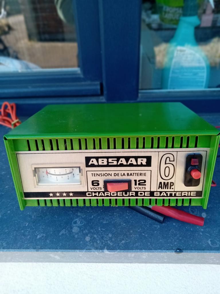 Chargeur de batteries  12 volts comme neuf Pour voiture ou m