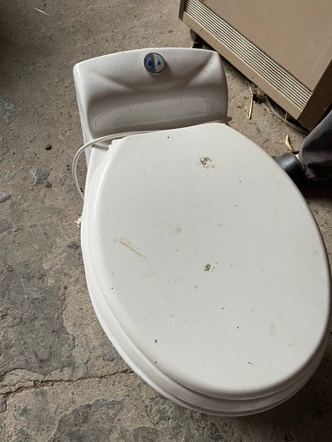 Toilet met verbrijzelaar, Ophalen, Gebruikt, Toilet