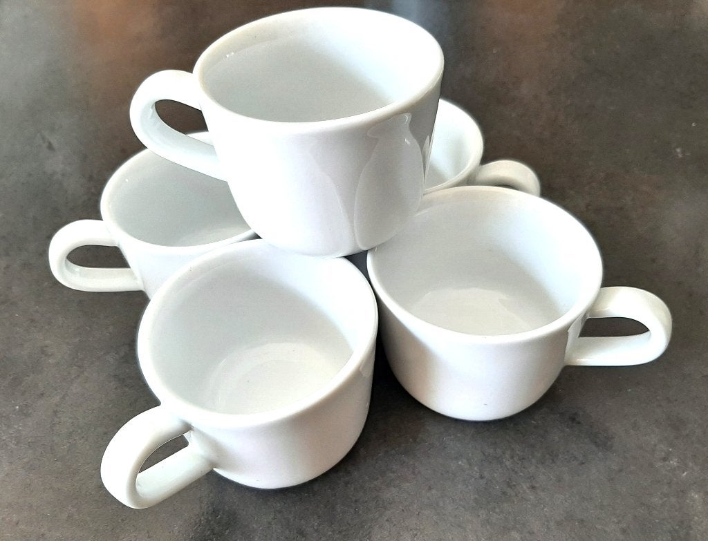 Te koop: 5 Leuke stevige witte koffietasjes in porselein., Ophalen of Verzenden, Zo goed als nieuw, Porselein, Kop(pen) en/of Schotel(s)