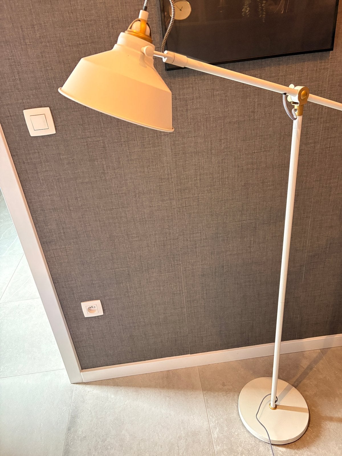Mooie vloerlamp (wit met gouden accenten), Ophalen, Zo goed als nieuw