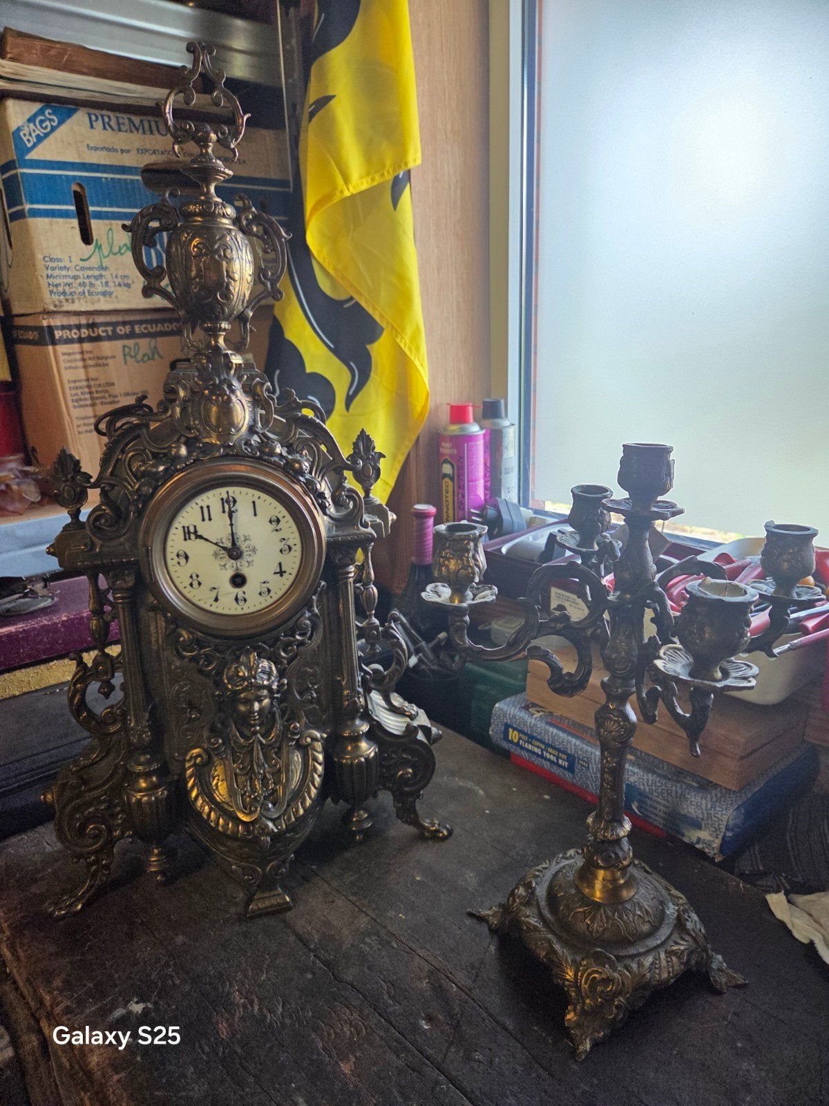 L'horloge ancienne fonctionne bien avec 1 chandelier, Enlèvement ou Envoi