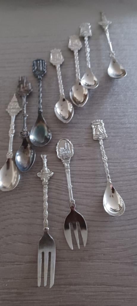 9 cuillères à souvenirs et 2 fourchettes, Enlèvement ou Envoi