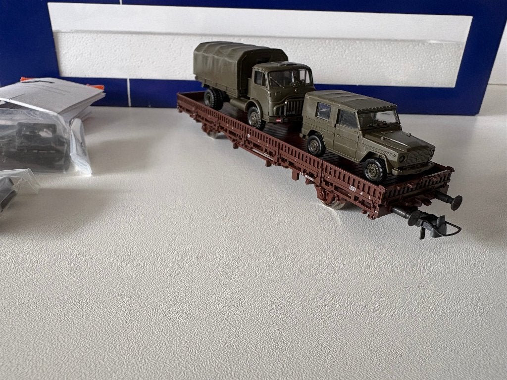 ROCO - WAGON DE TRANSPORT ÖBB AVEC VÉHICULES MILITAIRES, Neuf, Wagon, Roco, Courant continu