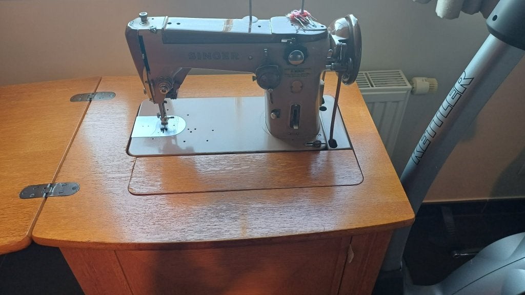 Vintage Singer naaimachine met origineel houten meubel, Antiek en Kunst, Antiek | Naaimachines, Ophalen