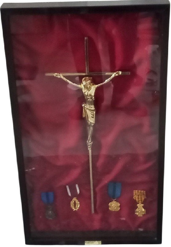 displaykast met kruisbeeld en medailles., Postzegels en Munten, Ophalen