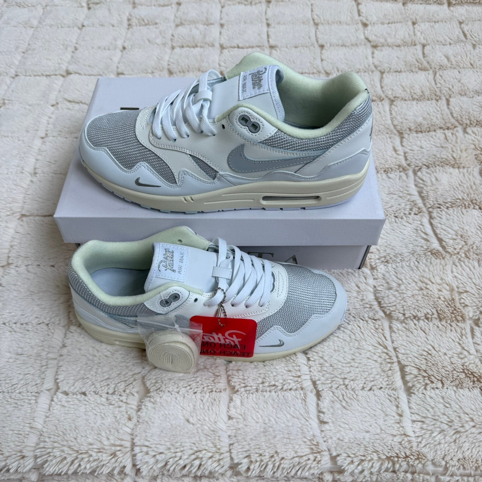 Nike x Patta blanc/gris - EU 44, Vêtements | Hommes, Chaussures, Comme neuf, Blanc, Baskets, Envoi