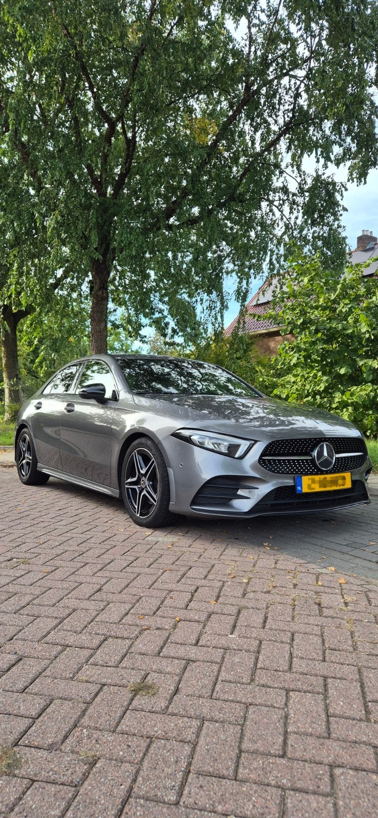 Mercedes-Benz A180 AMG Line sedan, Autos, Achat, Entretenue par le concessionnaire, Noir, 5 portes