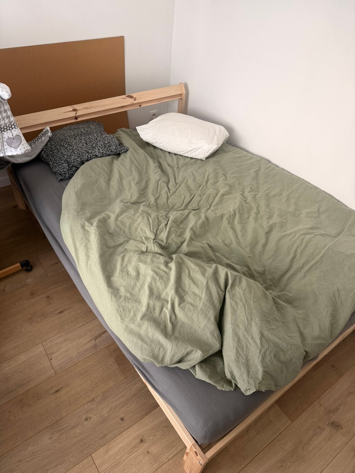 Ikea bedframe NEIDEN + foammatras AGOTNES + 2 lattenbodems, Enlèvement, Comme neuf