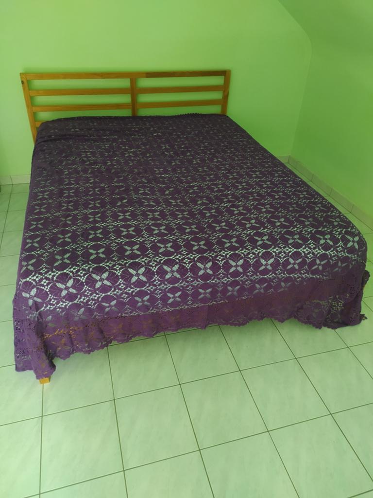 Couvre lit mauve nappe ou tissus pour création, Maison & Meubles, Enlèvement