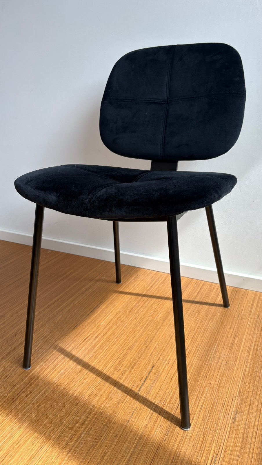 4 chaises - velours noir, Maison & Meubles, Chaises, Enlèvement, Comme neuf, Noir, Tissus