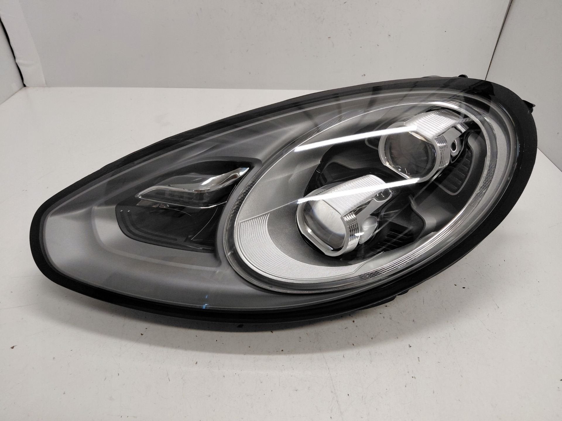 Porsche Panamera Koplamp Links 97063107152, Gebruikt, Porscheplatz 1
70435  Stuttgart, DE, Porsche, Info@porsche.de