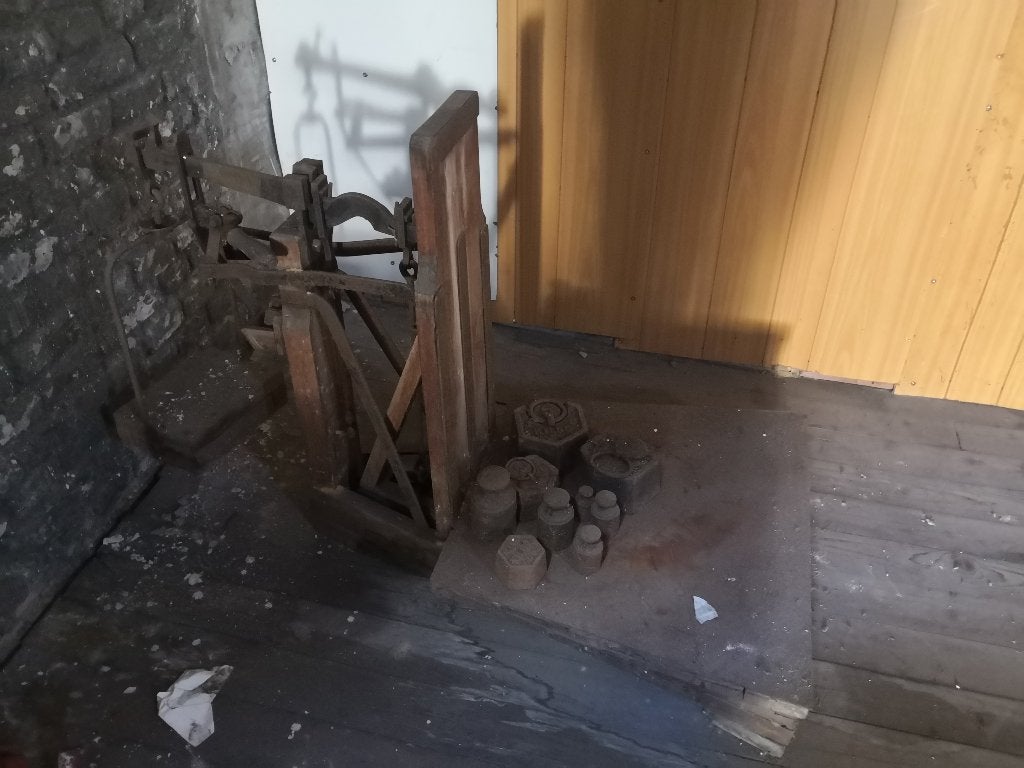 Bascuul, weegschaal met gewichten, Ophalen