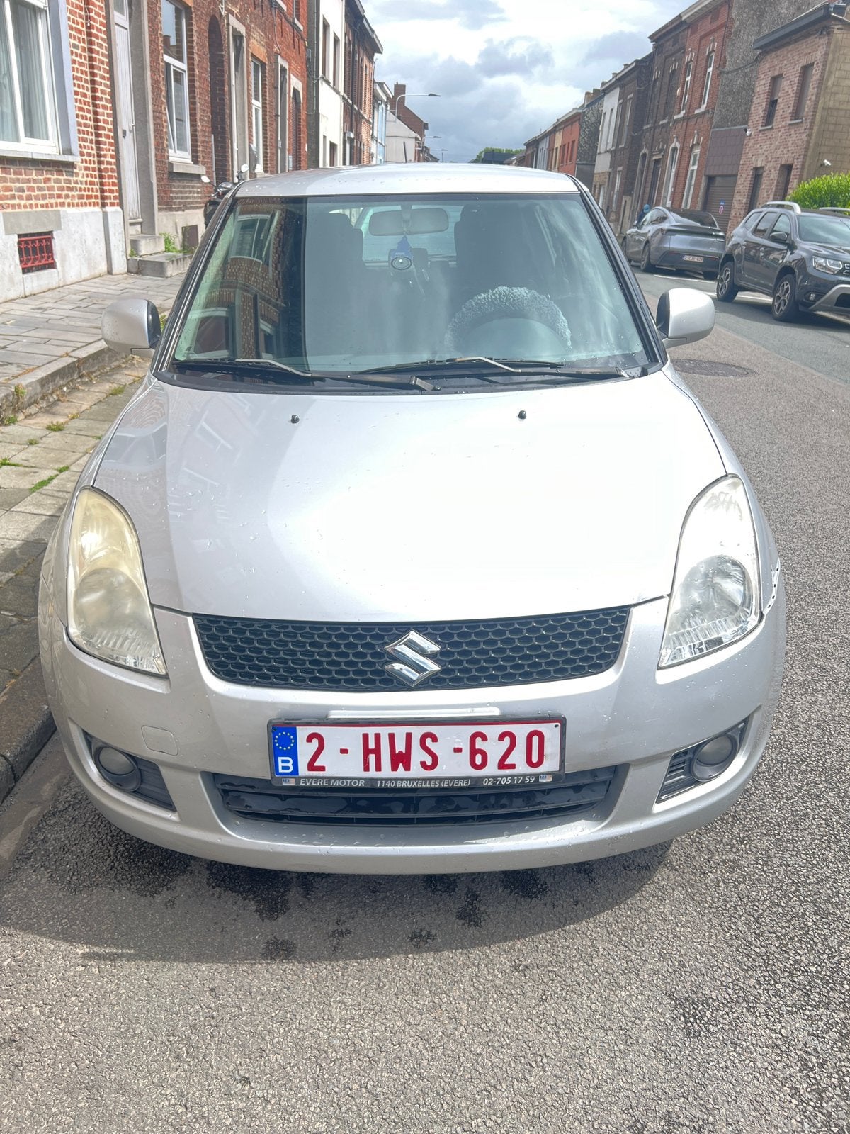 Je mets en vente mon véhicule de marque Suzuki Swift, Autos, Suzuki, Argent ou Gris, Achat, 5 portes, Particulier