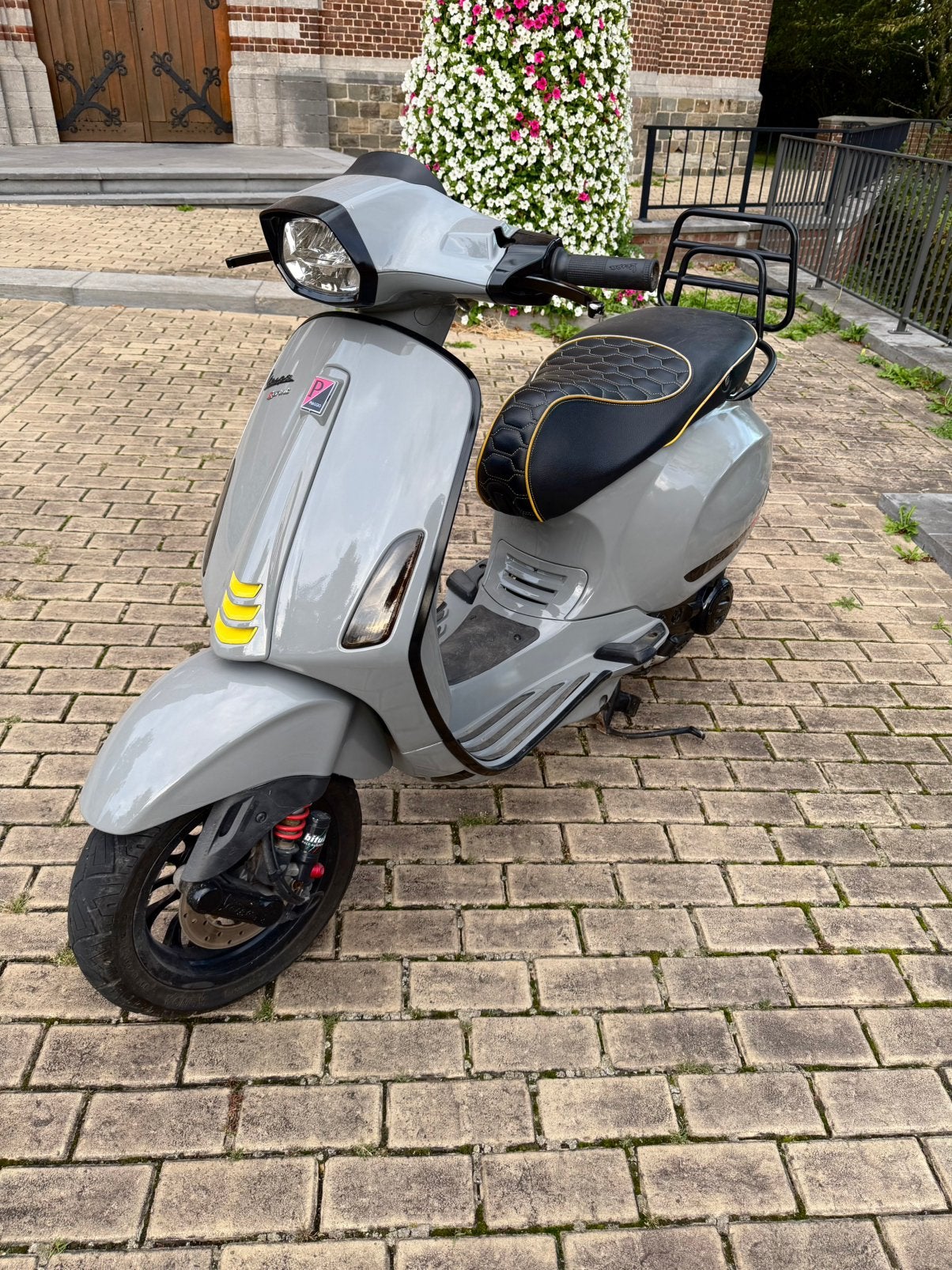 Vespa sprint custom, Fietsen en Brommers, Ophalen, Zo goed als nieuw, Benzine