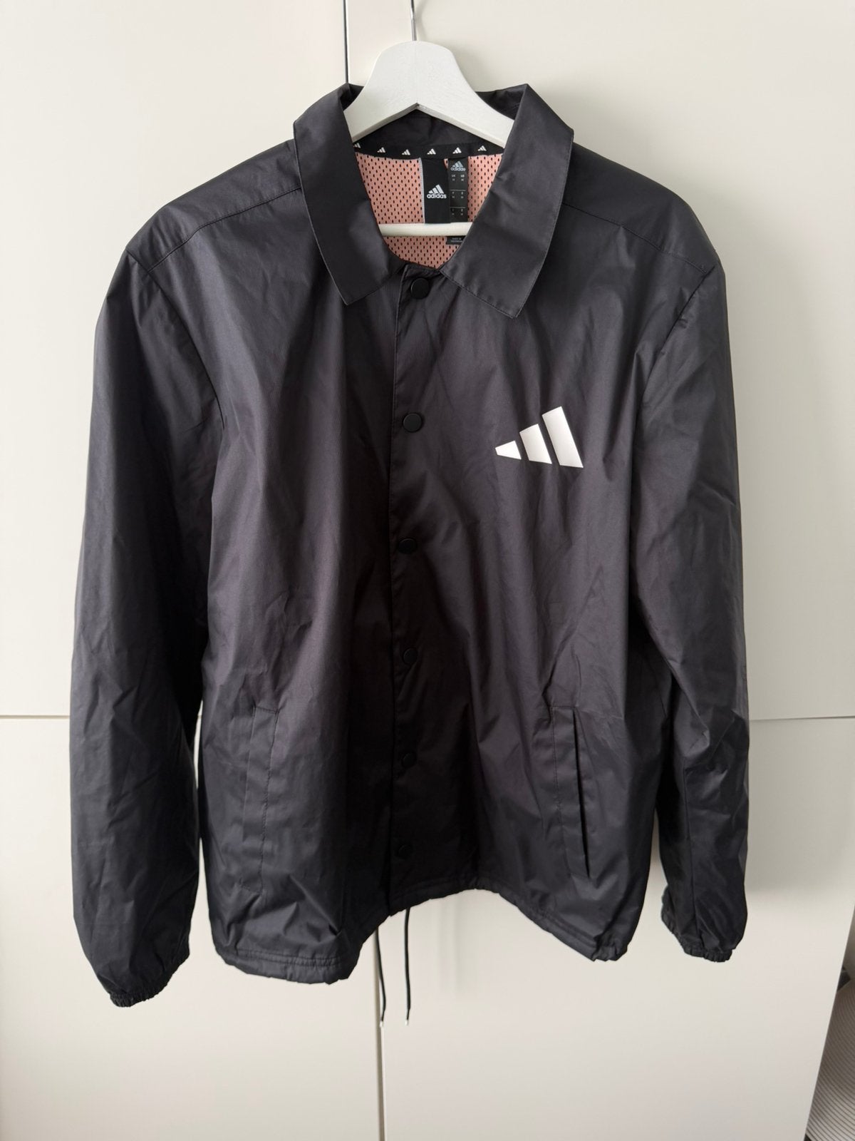 Adidas coach jacket zwart met logoprint rug - maat M, Maat 48/50 (M), Zwart, Ophalen of Verzenden, Zo goed als nieuw