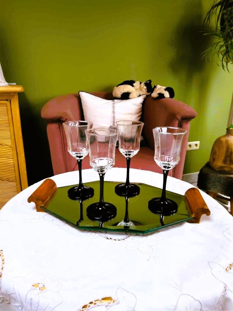 4 elegante wijnglazen zwarte voet perfecte staat., Enlèvement ou Envoi