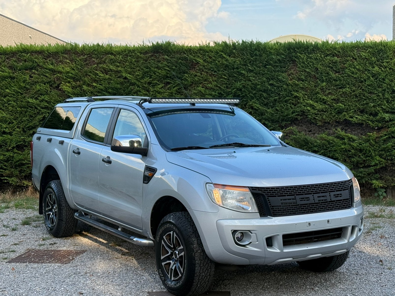 FORD RANGER 2.2TCDI LIMITED, Stof, Vierwielaandrijving, https://public.car-pass.be/vhr/4f726501-ddd3-4e2e-867b-27f53f7974a9, SUV of Terreinwagen