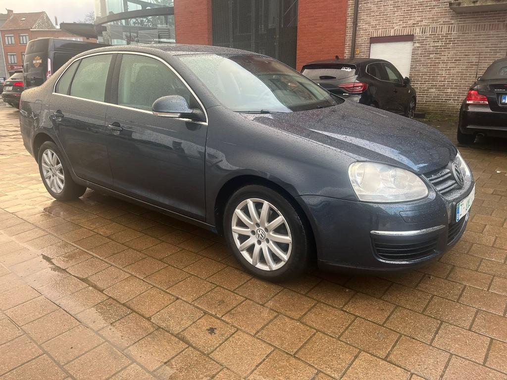 Volkswagen Jetta Jetta 1.9 TDi Comfortline DPF DSG, Autos, Argent ou Gris, https://public.car-pass.be/vhr/5be5fd64-7c8a-4c71-86a0-ccf3781e1e73