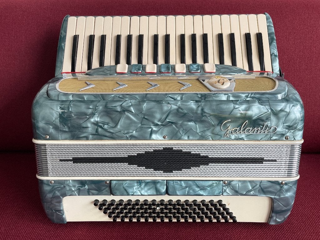 Mooie italiaanse Galanti accordeo . 80 bas .Musette., Muziek en Instrumenten, Accordeons, Gebruikt, 80-bas, Met koffer, Toetsaccordeon