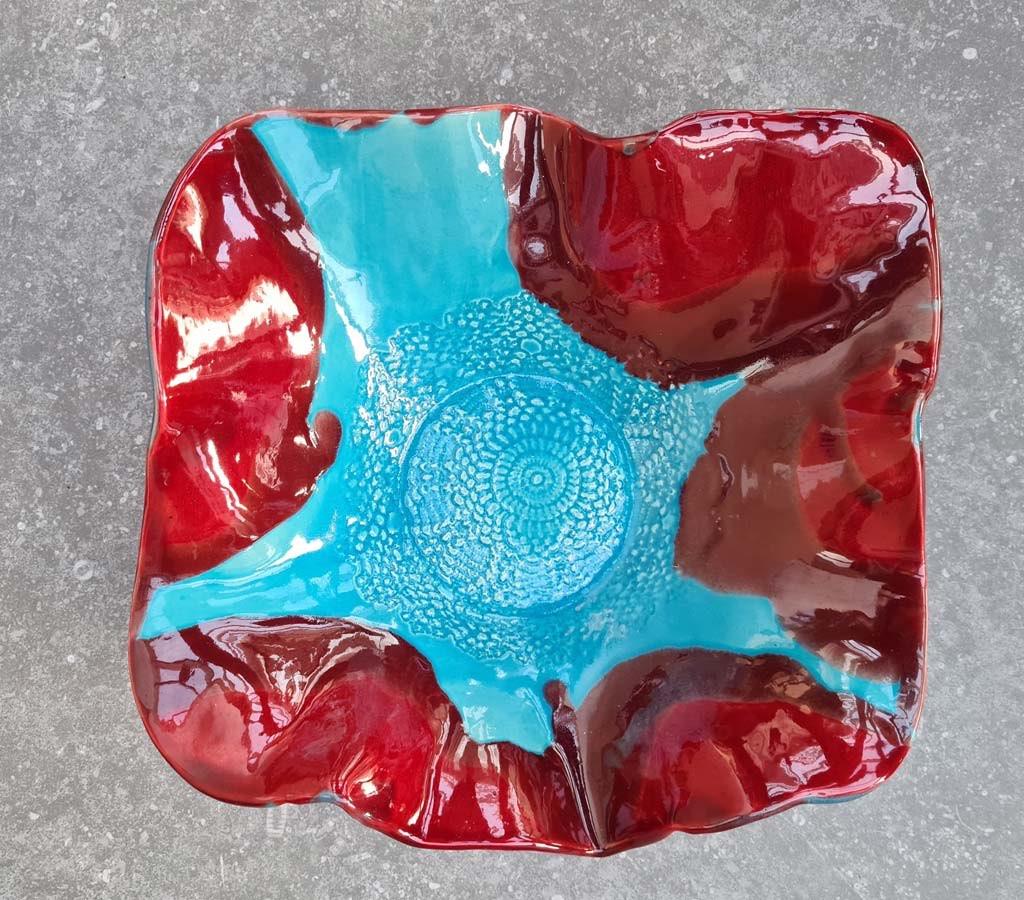 schaal rood & blauw geglazuurd keramiek? 28,5 cm - zie info, Huis en Inrichting, Woonaccessoires | Schalen en Manden, Schaal, Ophalen