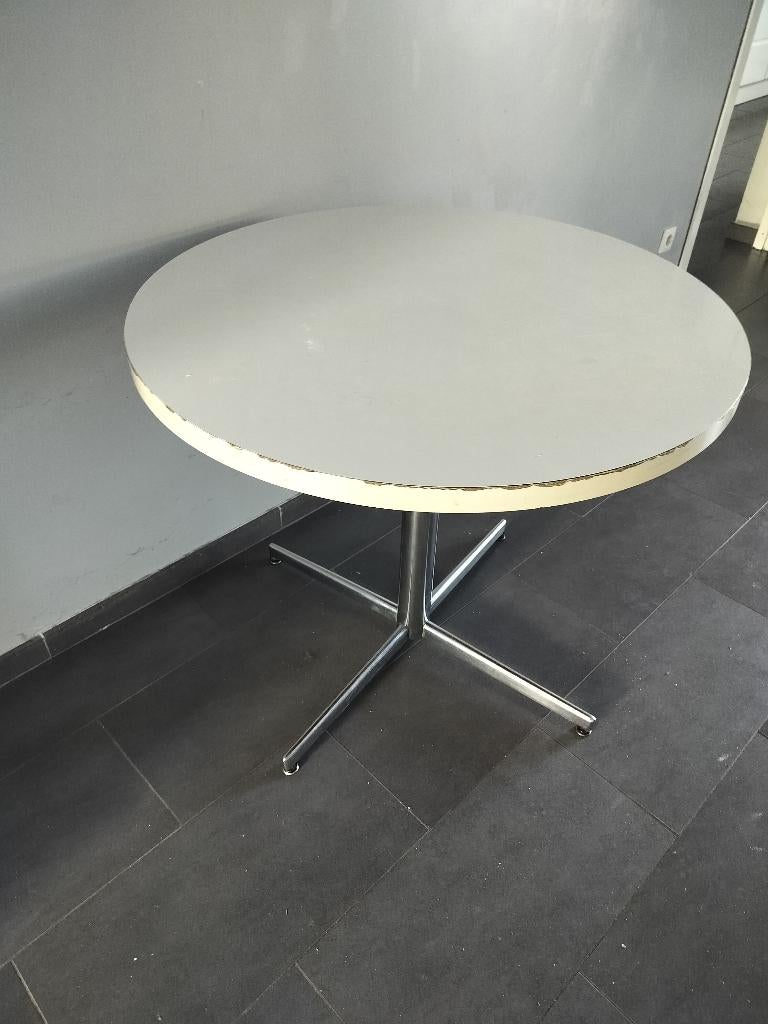 Table ronde, Quatre personnes, Rond, Enlèvement, Utilisé