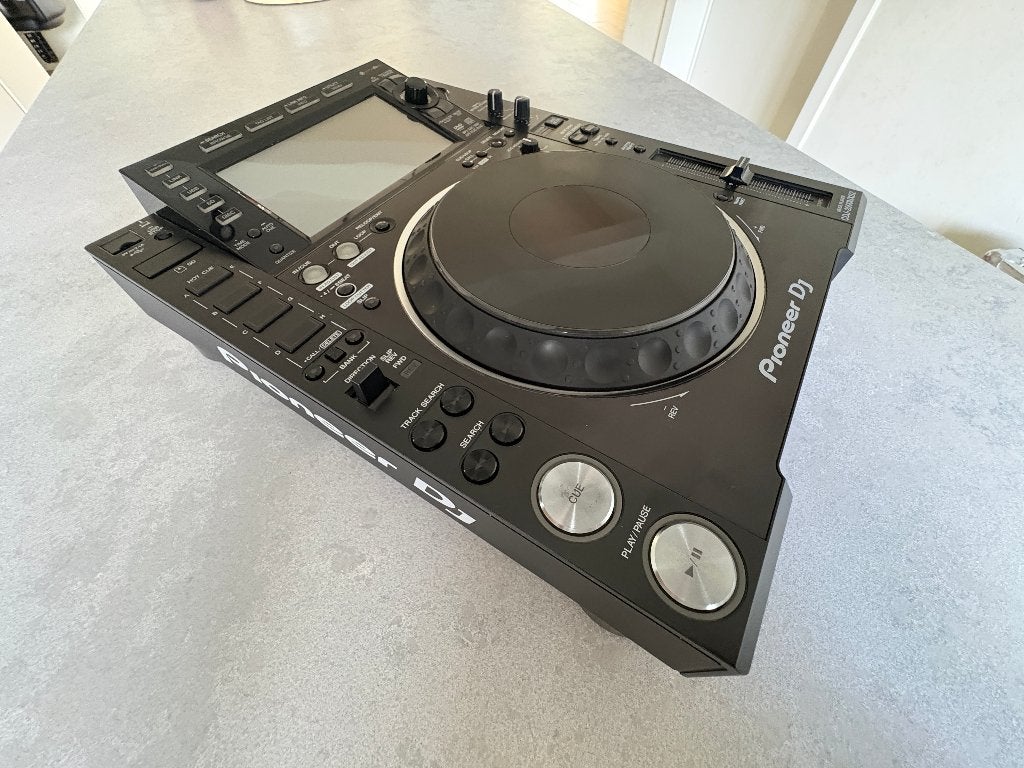 1x Pioneer CDJ2000NX2, DJ