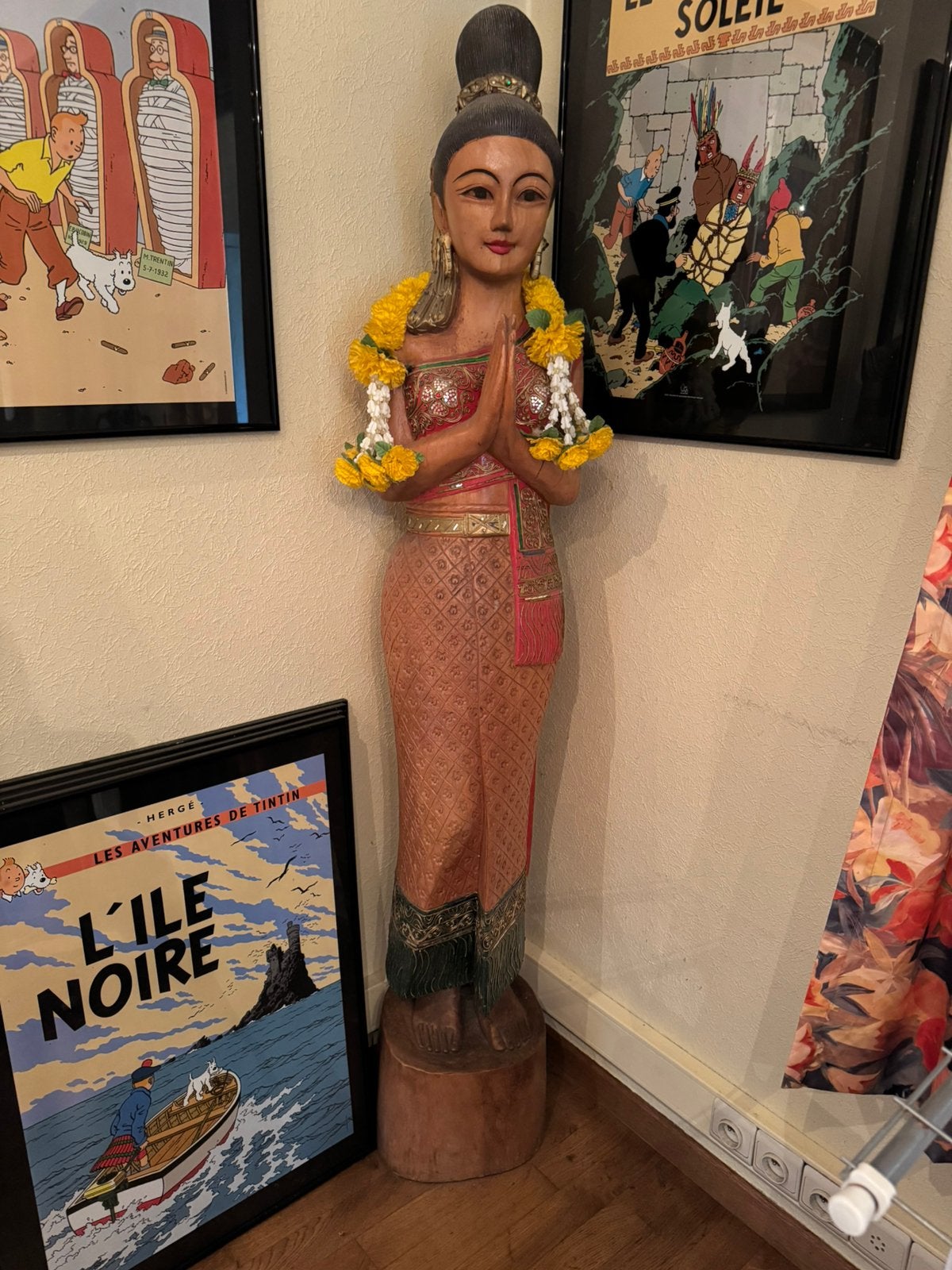 Groot handgesneden houten Thais vrouwenbeeld., Enlèvement, Comme neuf