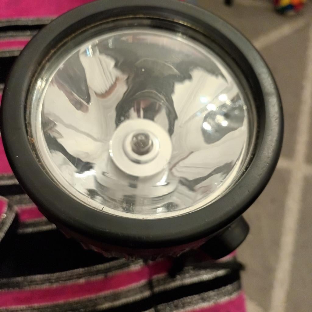 1 Lampe Torche fonctionne avec 4 grose Piles, Enlèvement, Neuf, Lampe