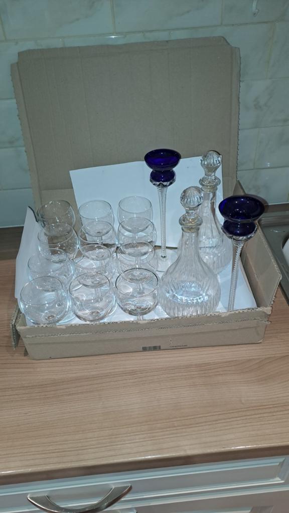 Lot de 2 carafes, deux bougeoir et 9 verres tout est neuf