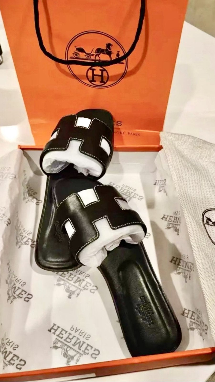 Hermes oran slippers in het zwart nieuw!, Ophalen of Verzenden, Nieuw, Zwart, Slippers