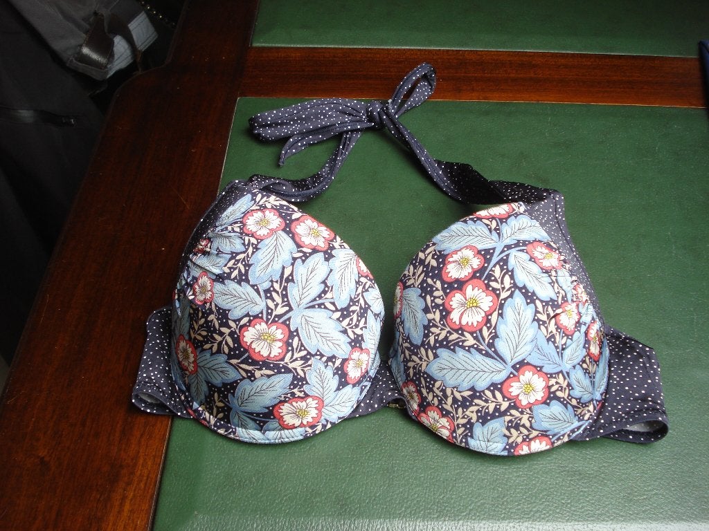 Rougegorge bikini bovenstuk, dames. mt 75D, Kleding | Dames, Badmode en Zwemkleding, Ophalen of Verzenden, Gedragen, Bikini