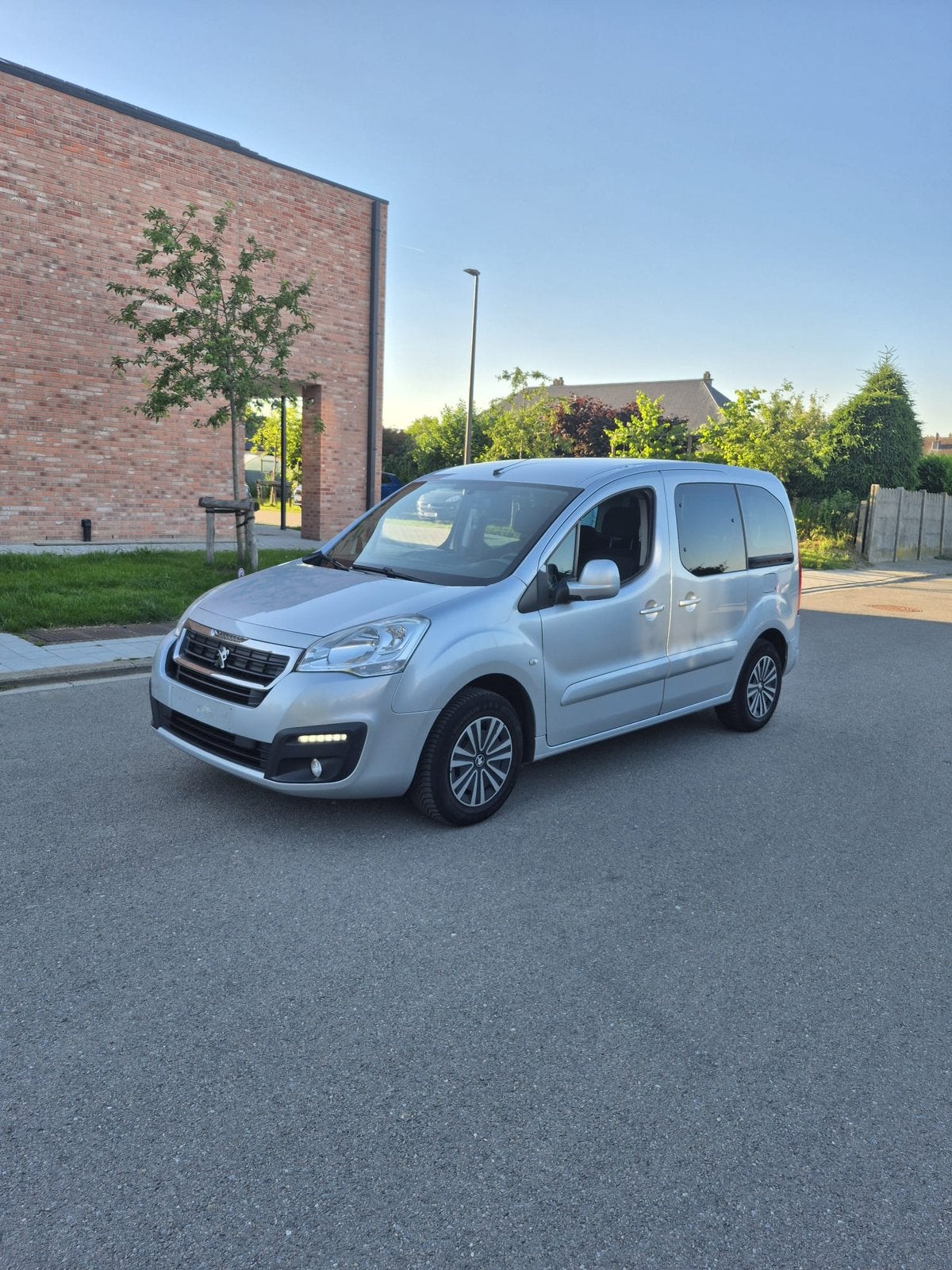 Peugeot Partner Tepee 1.6 EURO 6B 2017, Auto's, Euro 6, Bruin, 5 deurs, Particulier