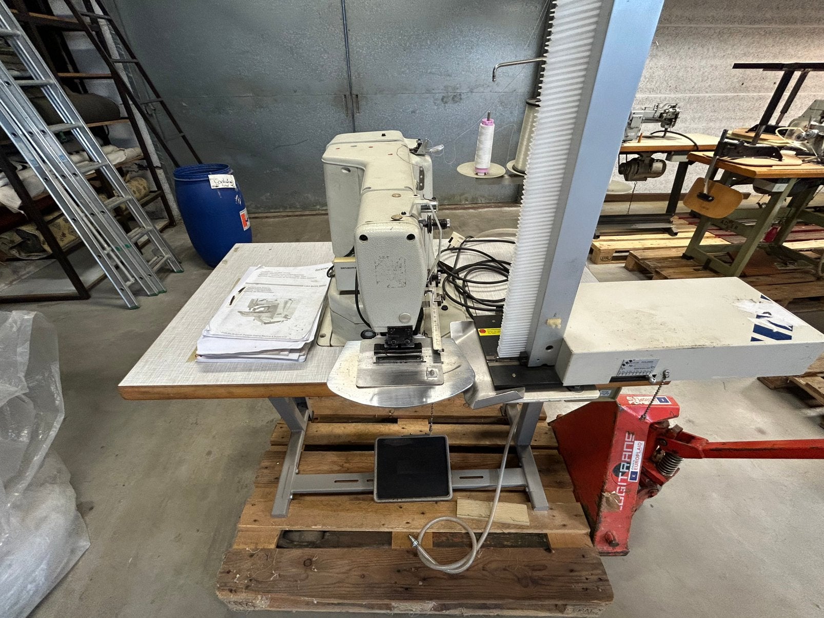Brother gordijnhaken inzetmachine, Ophalen, Gebruikt, Naaimachine, Industrieel