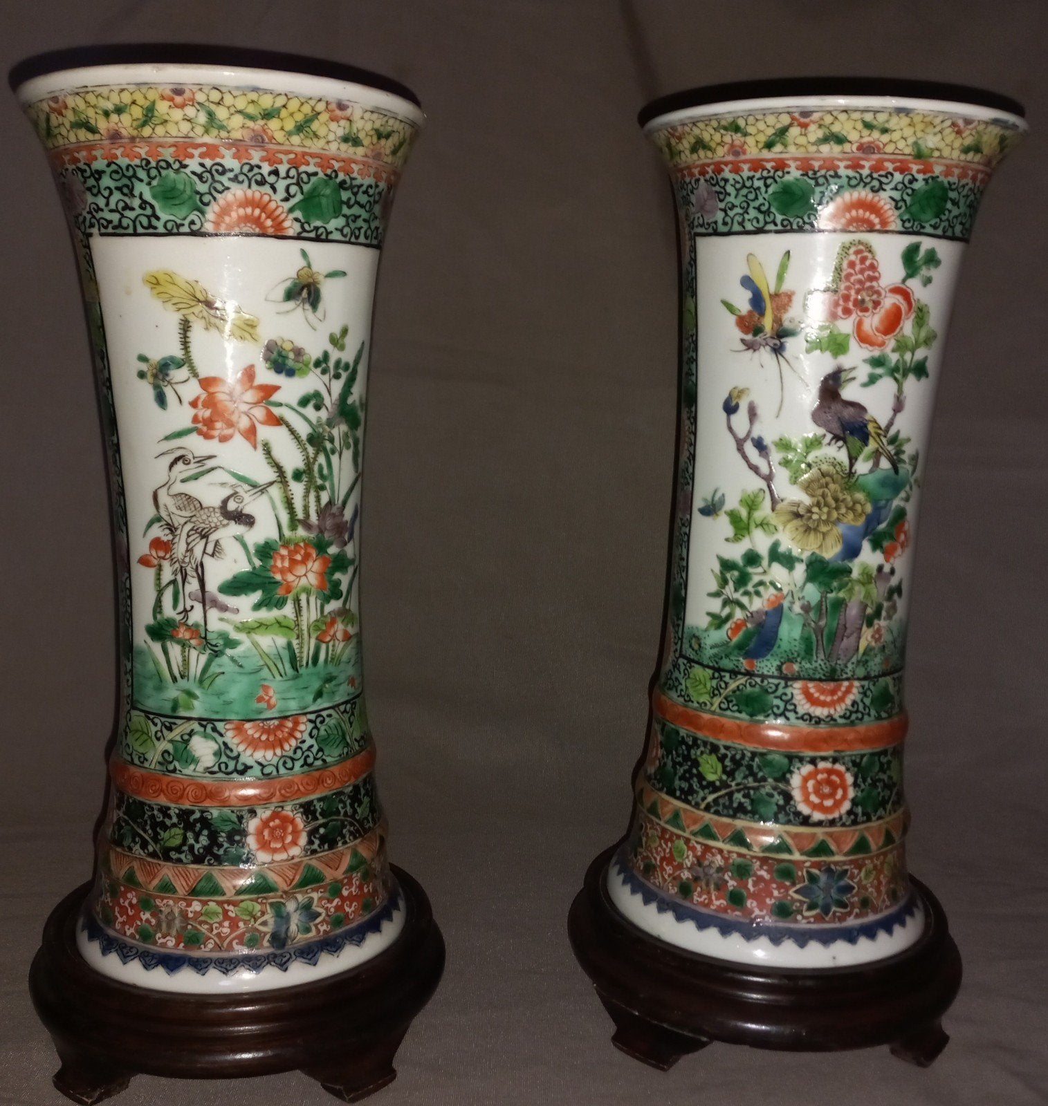 Koppel decoratieve Chinese vazen op houten voetje, Ophalen, Op voet, 34 cm, Zo goed als nieuw