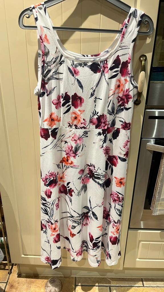 Jolie robe blanche à fleurs roses, T 40-42. Jamais portée, Kleding | Dames, Wit, Maat 42/44 (L), Nieuw, Ophalen of Verzenden