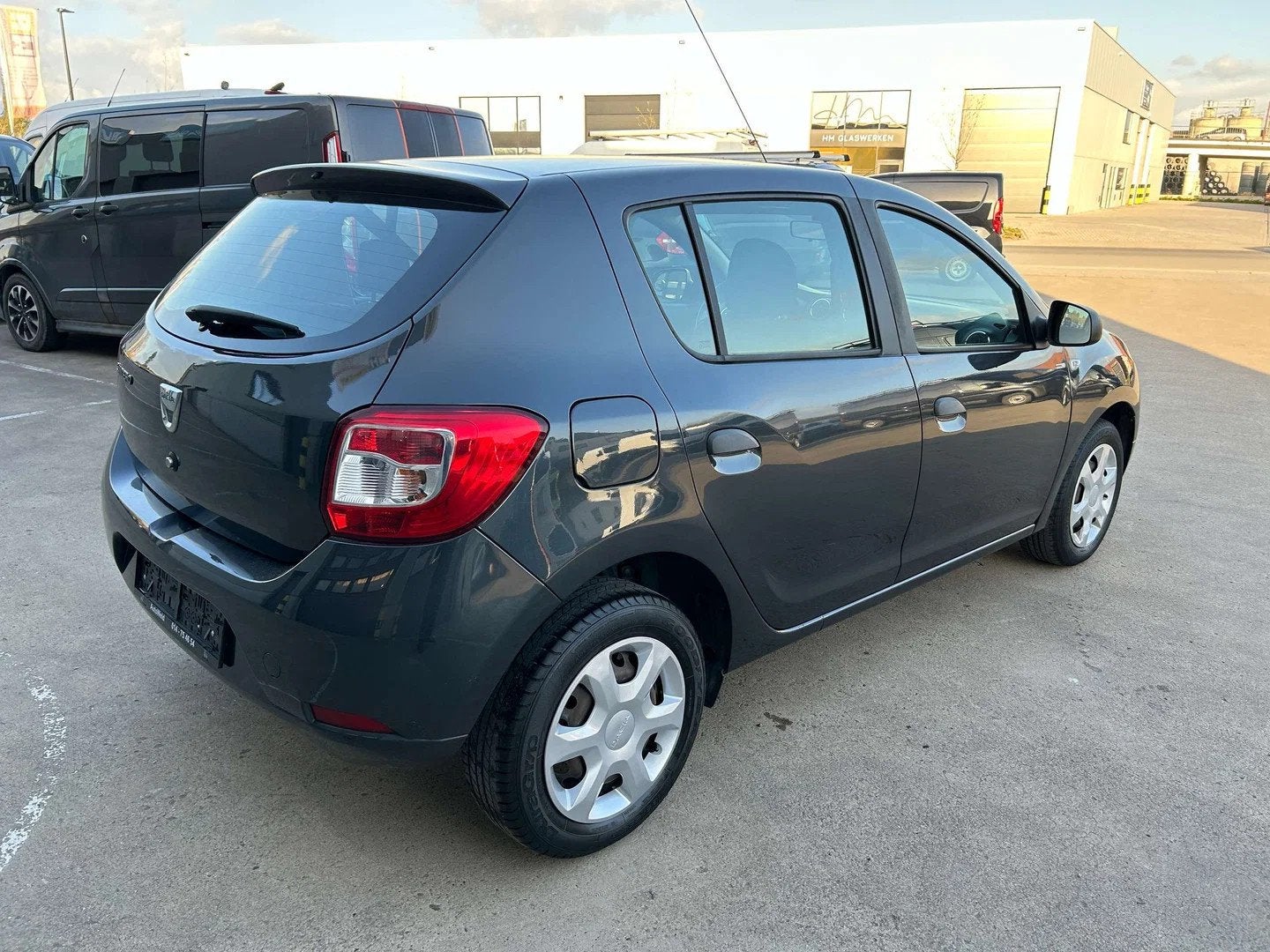 Dacia Sandero 1.2 benzine 54 kw zeer nette staat zie foto's, Autos, Dacia, Euro 6, Entreprise, Noir, 5 portes