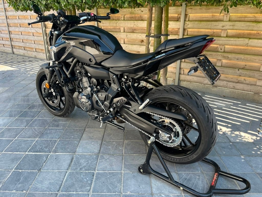Yamaha MT-07 **2500km** tech black**akrapovic lijn**5/2024**, Motoren, 2 cilinders, Motorrijbewijs A, Meer dan 35 kW, 689 cc