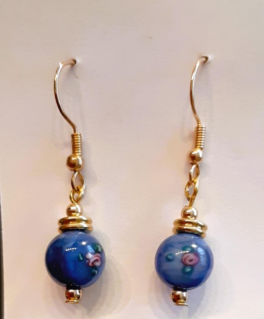 Te koop: Nieuw! Unieke goudkleurige oorbellen, blauwe parel., Bijoux, Sacs & Beauté, Boucles d'oreilles, Neuf, Pendantes, Autres matériaux