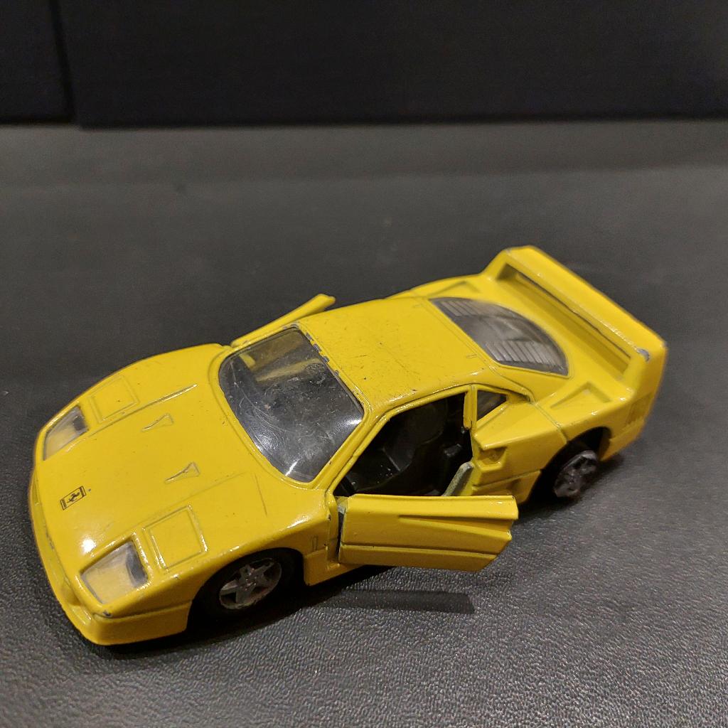 Ferrari F 40 geel - maisto 1/39e, Kinderen en Baby's, Speelgoed |Speelgoedvoertuigen, Ophalen of Verzenden