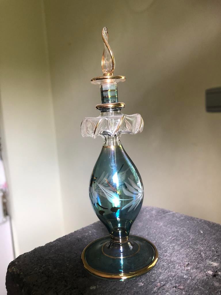 Très jolie fiole de parfum ciselée et soufflée à la main, Antiquités & Art