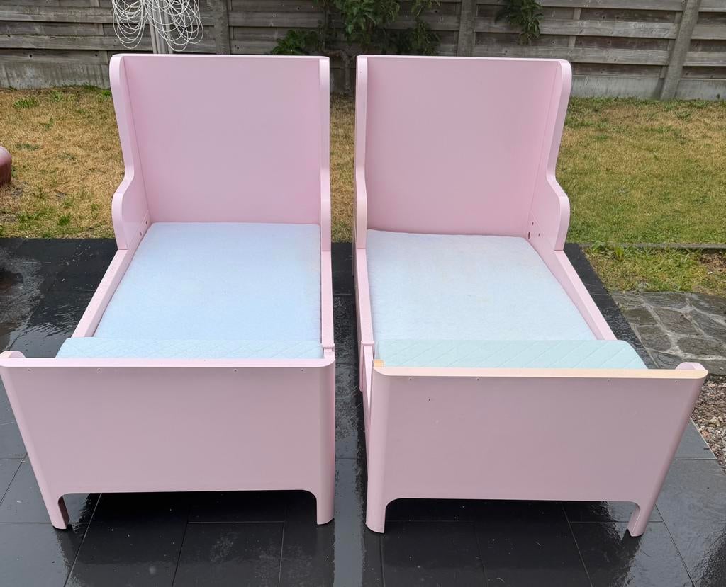 Twee Busunge meegroei bedden IKEA roze met matrassen 230 €, Ophalen, Zo goed als nieuw