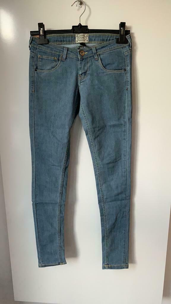 Blauwe jeans (36) Bershka, Ophalen of Verzenden, Zo goed als nieuw, Blauw, W28 - W29 (confectie 36)