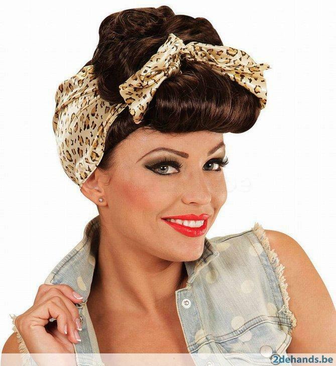 Grease pin-up girl pruik bruin met hoofddoek, Ophalen of Verzenden, Nieuw