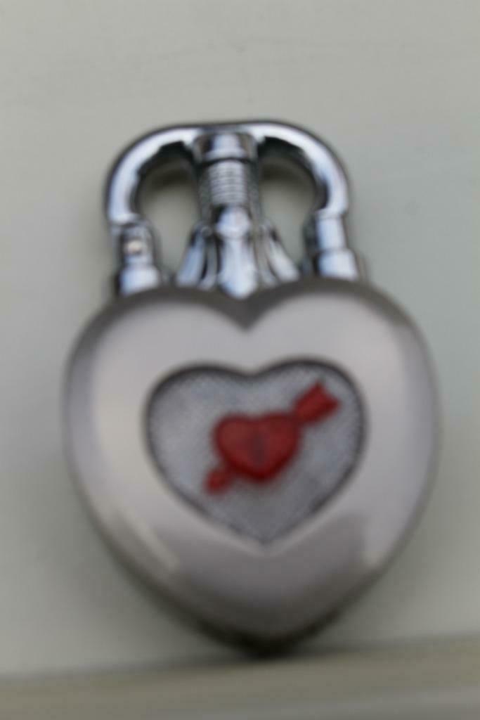 Briquet Saint Valentin en inox. Assez lourd. Vide mais recha, Enlèvement ou Envoi, Comme neuf