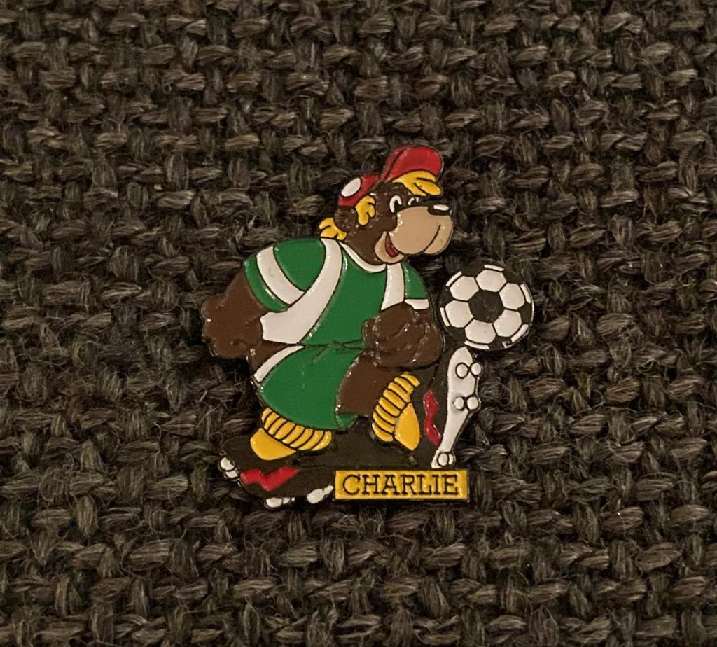 PIN - CHARLIE - VOETBAL - FOOTBALL, Verzenden, Gebruikt, Overige onderwerpen, Speldje of Pin